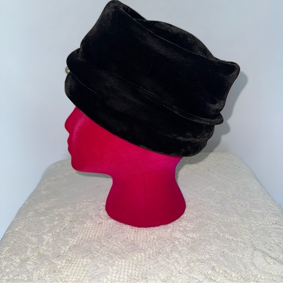 Vintage Union Made USA Black Velvet‎ Hat with Pearl Accent Old Money main image 7